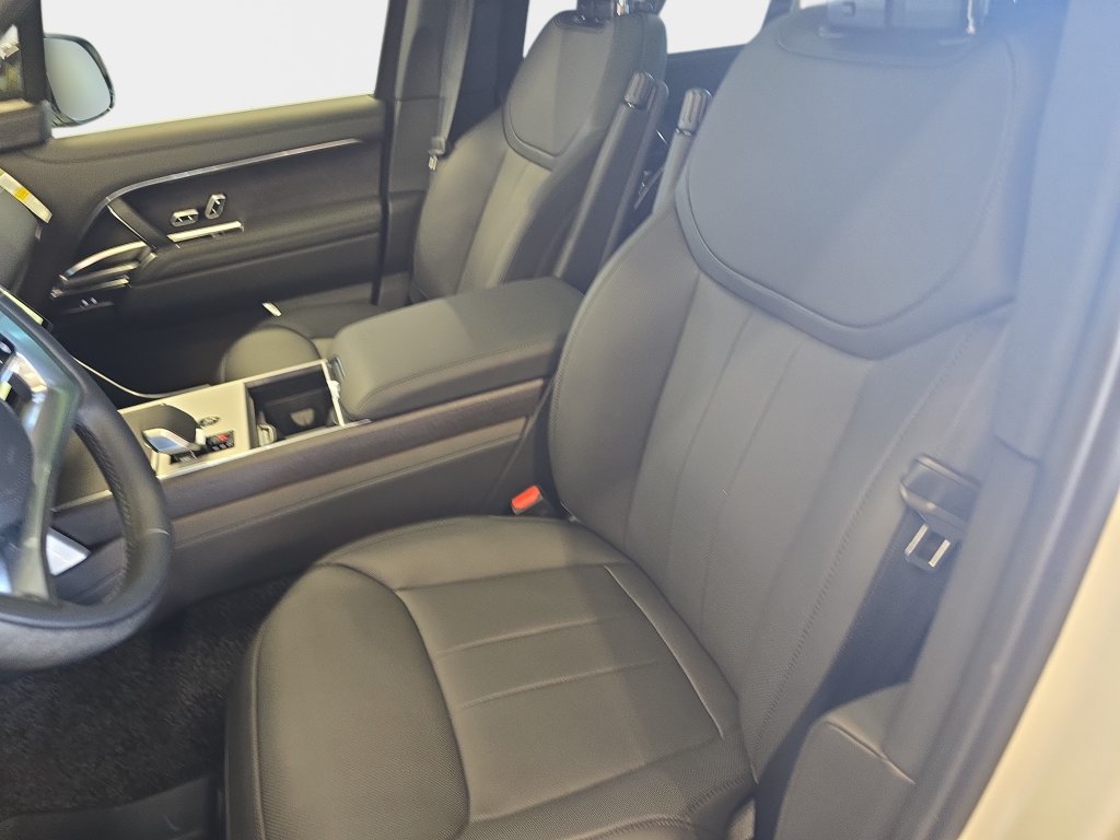 New 2026 Land Rover Range Rover Long Wheelbase SE AWD/4WD image 12