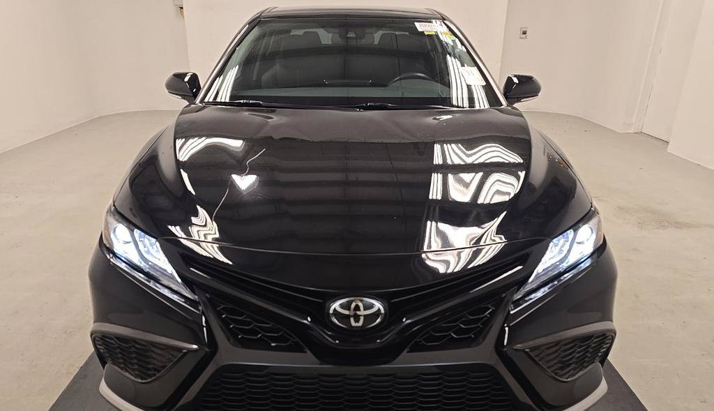 Used 2022 Toyota Camry XSE FWD image 3