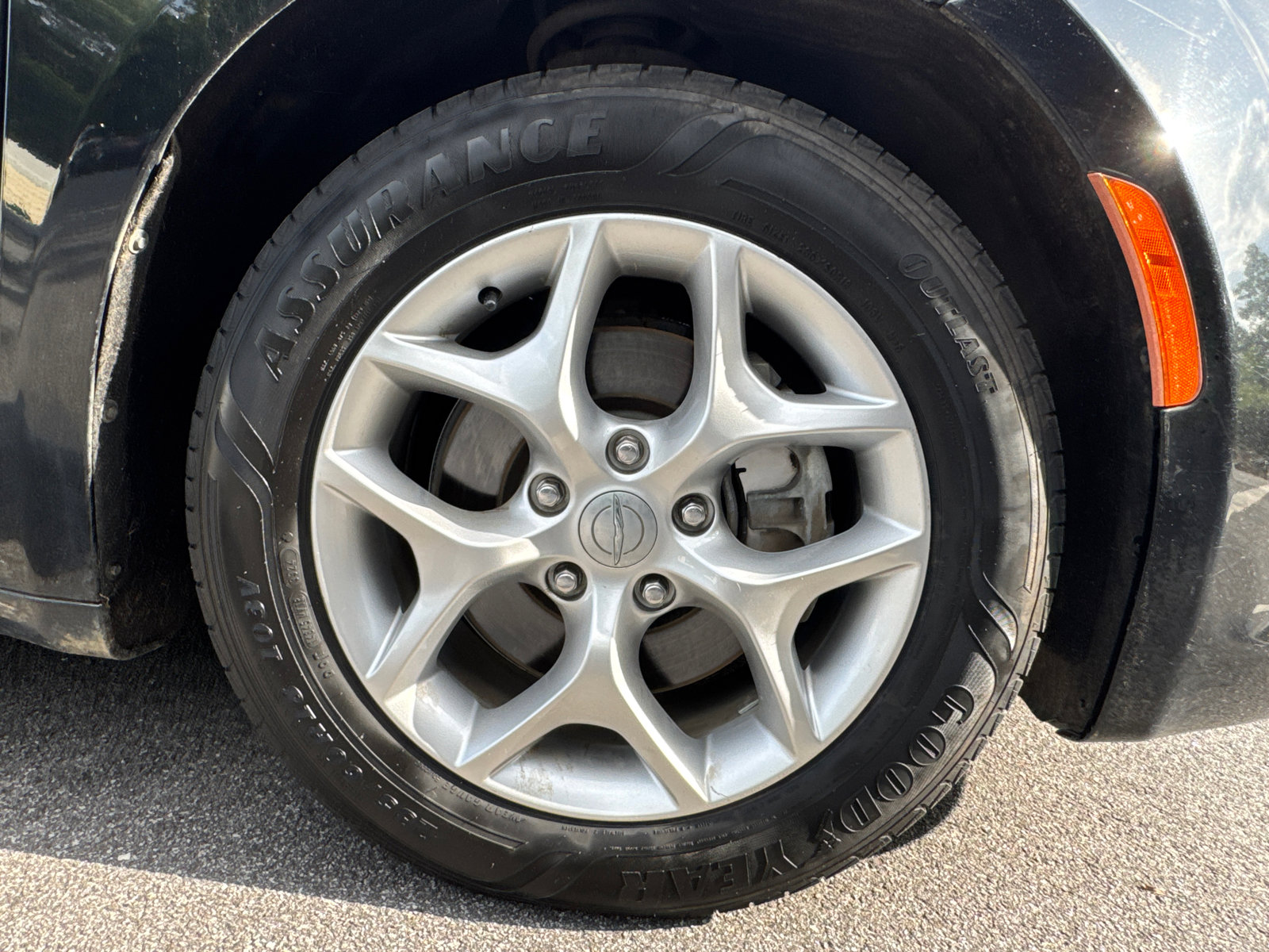 Used 2019 Chrysler Pacifica Touring Plus w/ Tire & Wheel Group FWD image 14