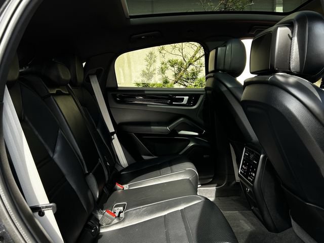 Used 2022 Porsche Cayenne Platinum Edition AWD/4WD image 30