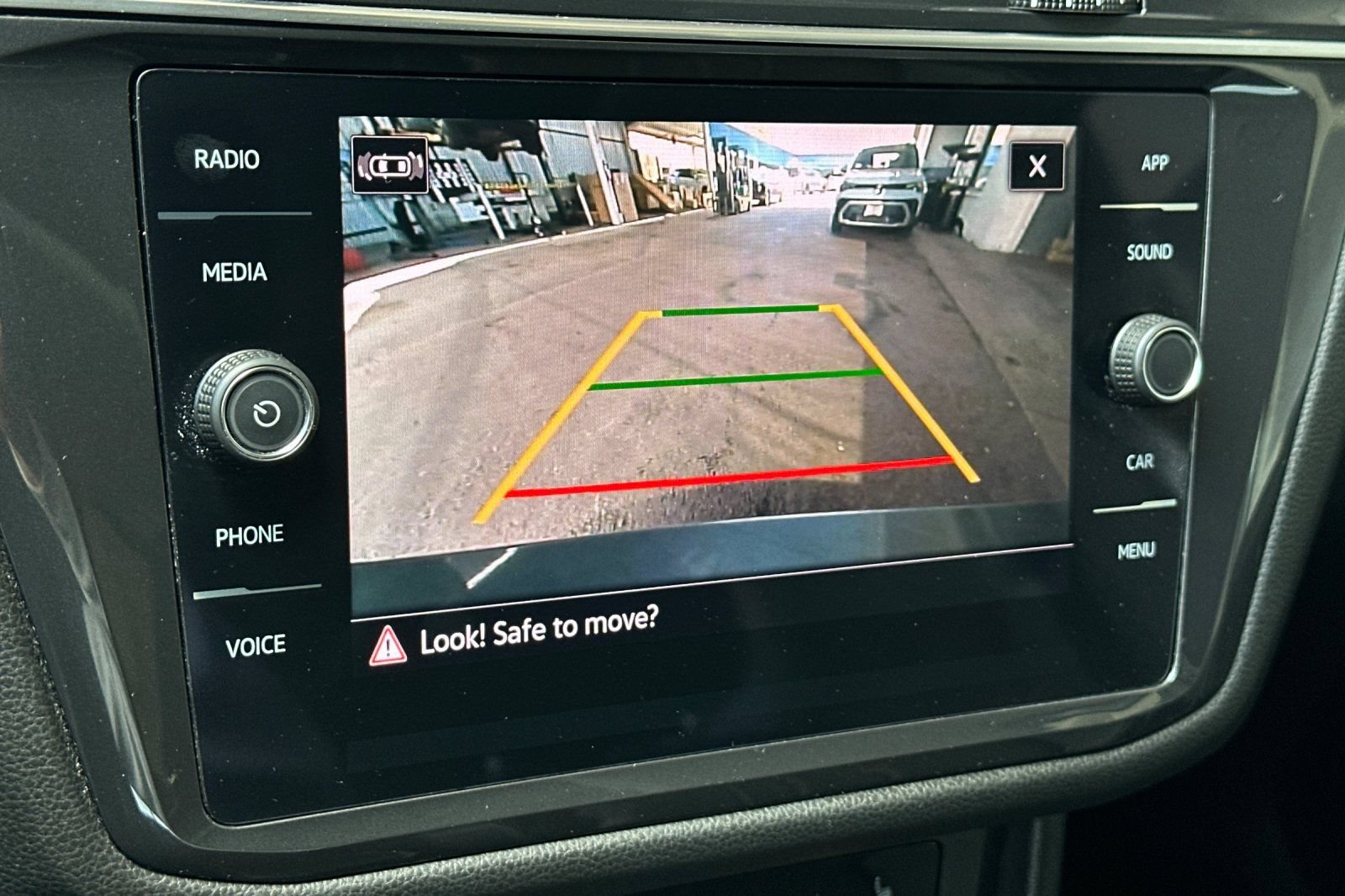 Used 2023 Volkswagen Tiguan SE w/ Panoramic Sunroof Package FWD image 21