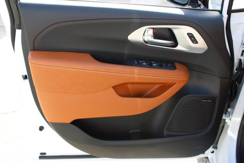 New 2026 Chrysler Pacifica Pinnacle image 9