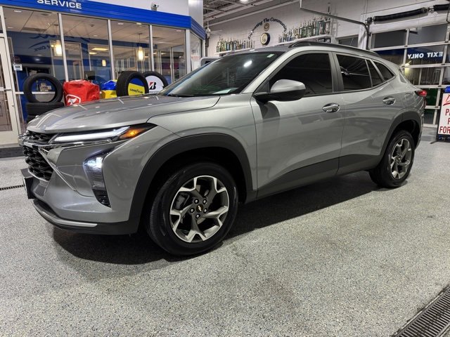 Used 2024 Chevrolet Trax LT w/ Sunroof Package image 4