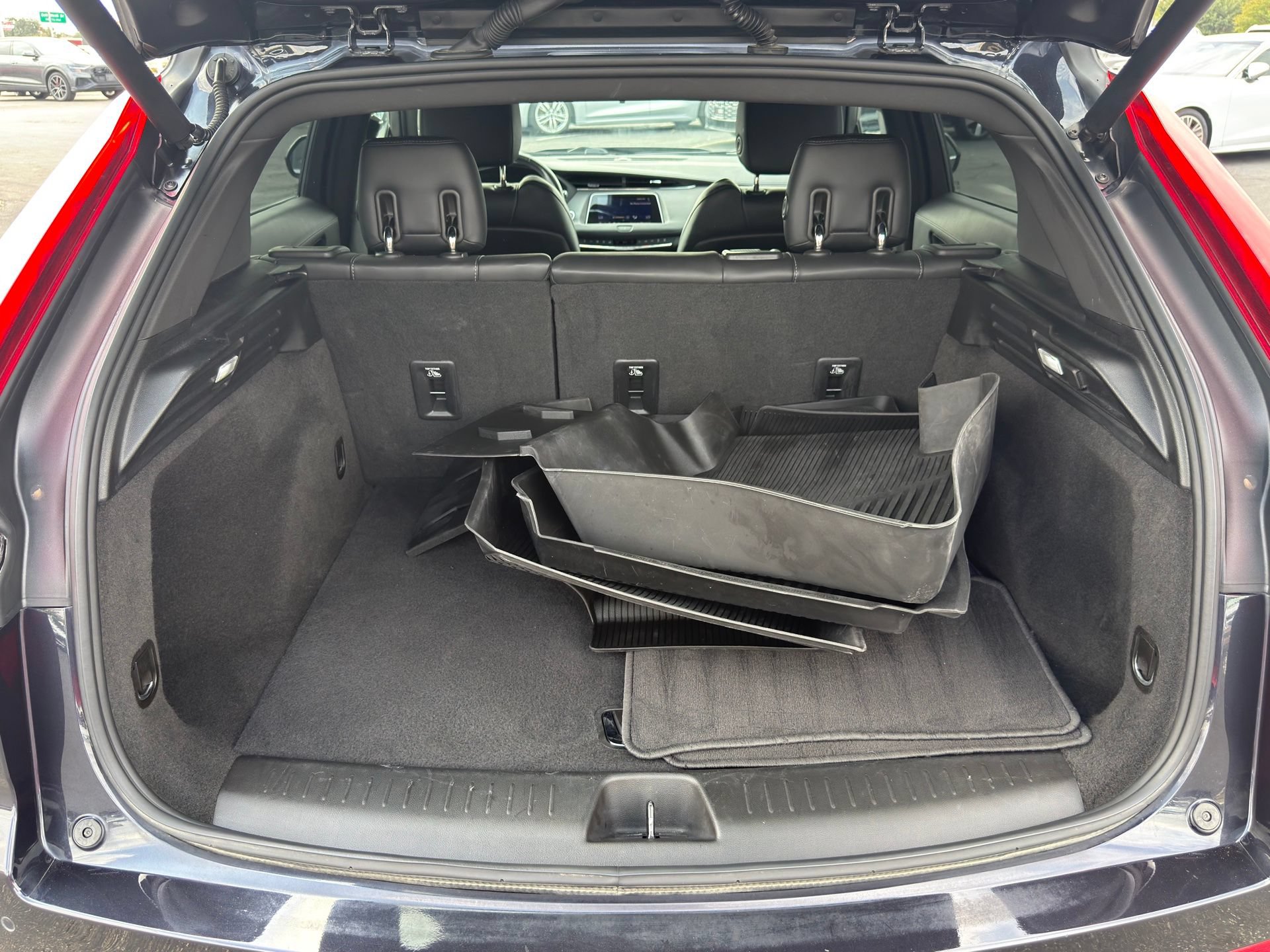 Used 2023 Cadillac XT4 Luxury w/ Cold Weather Package FWD image 8