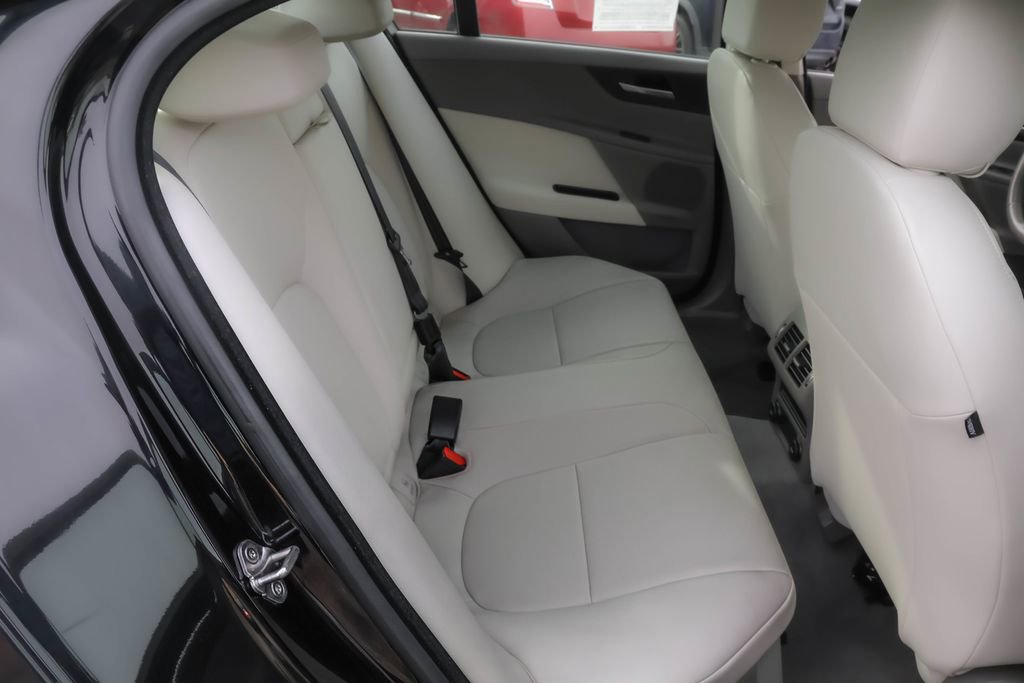 Used 2018 Jaguar XE Premium image 29