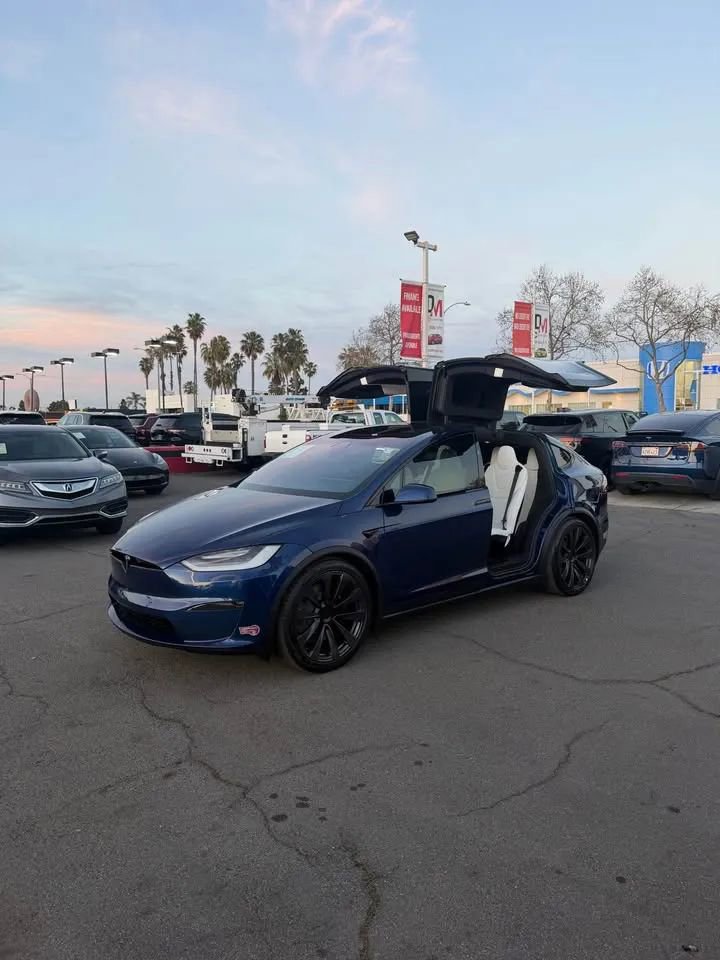 Used 2022 Tesla Model X Plaid image 3