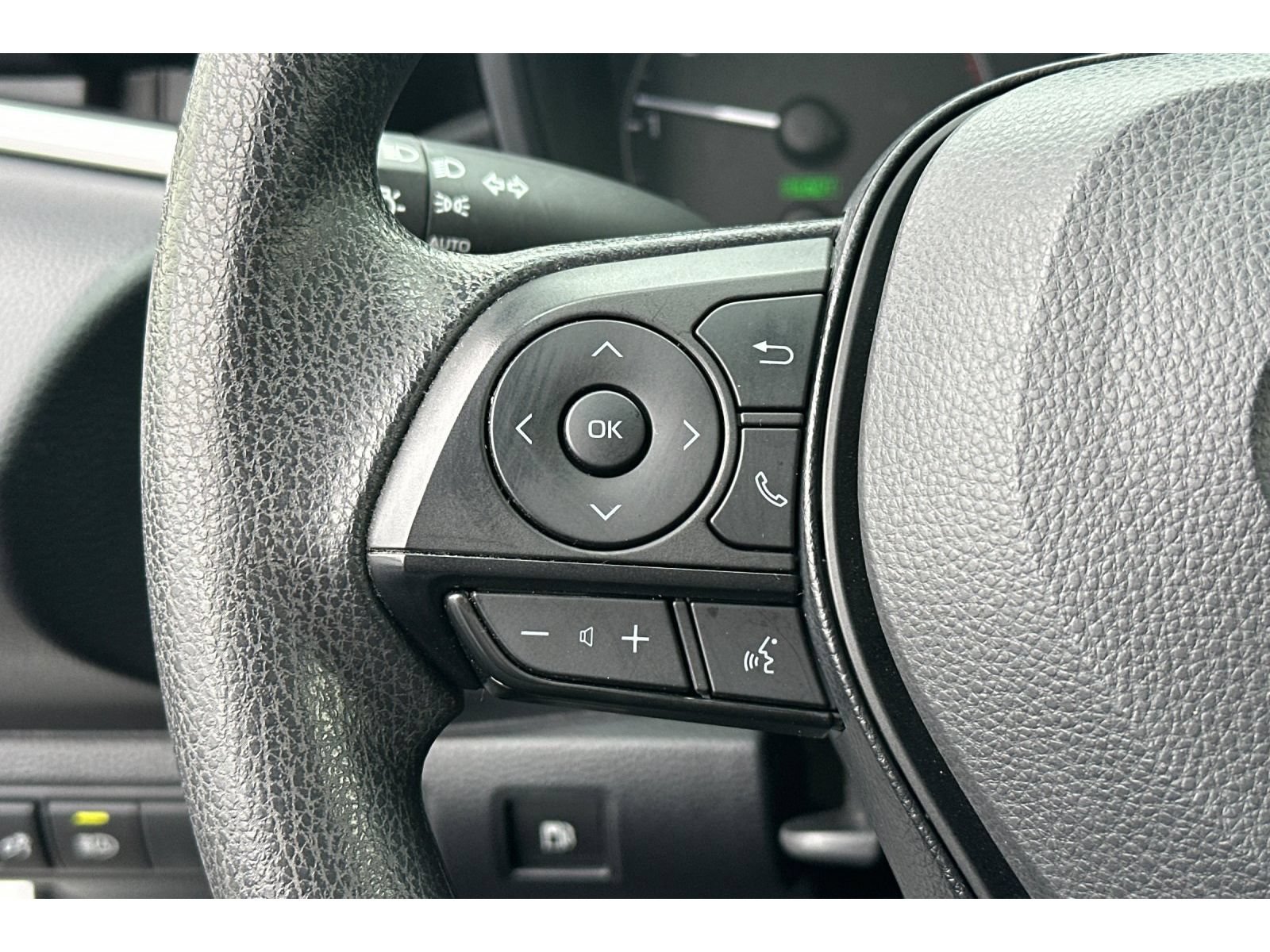 Used 2025 Toyota Corolla LE w/ LE Premium Package FWD image 25