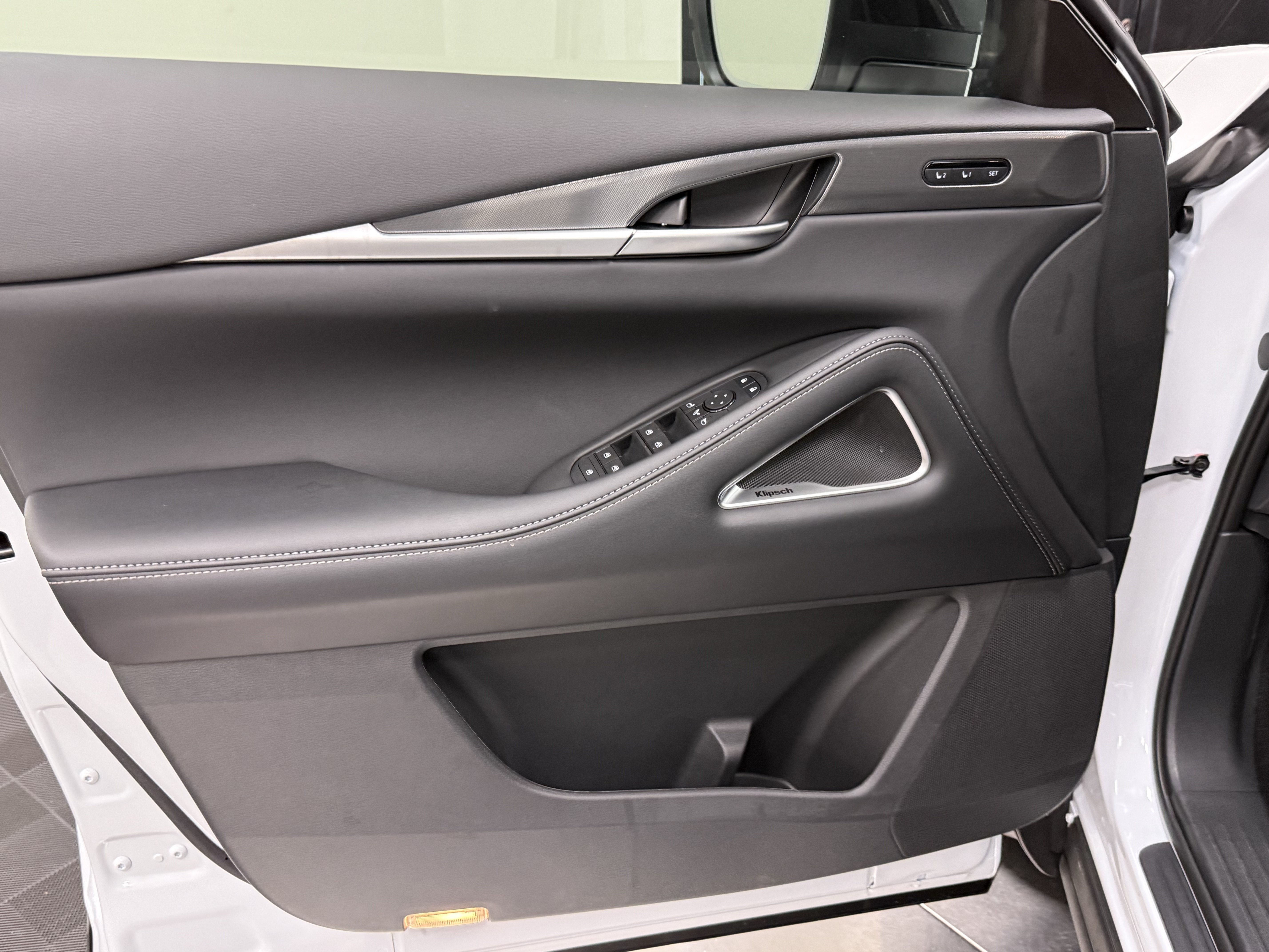 Certified 2027 INFINITI QX60 Luxe w/ Family Package FWD image 10
