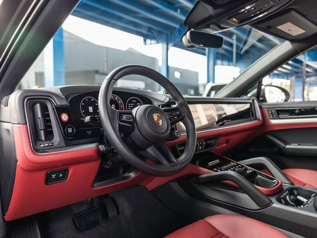 Certified 2025 Porsche Cayenne Coupe AWD/4WD image 4