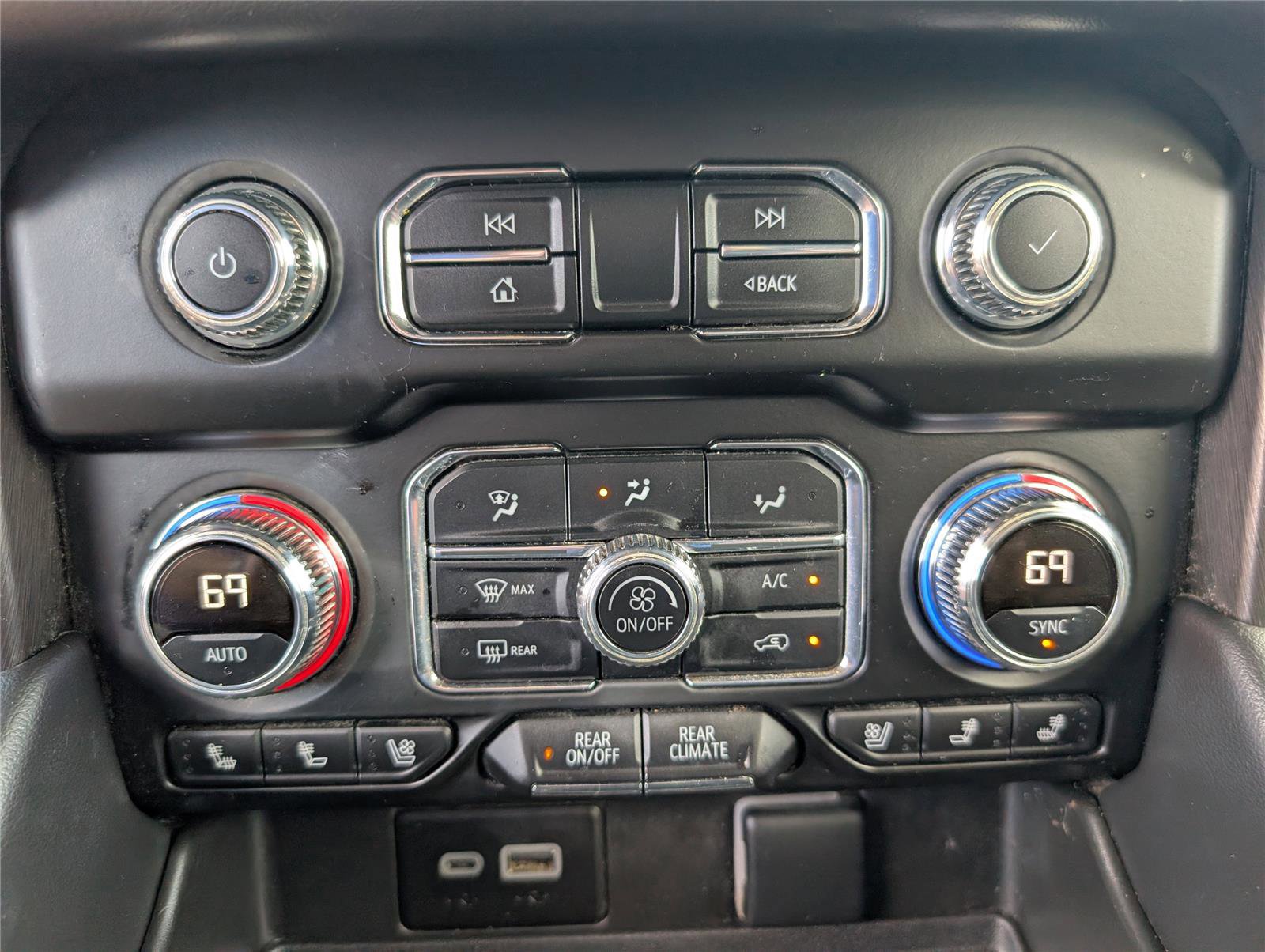 Used 2023 GMC Yukon AT4 w/ Technology Package AWD/4WD image 16