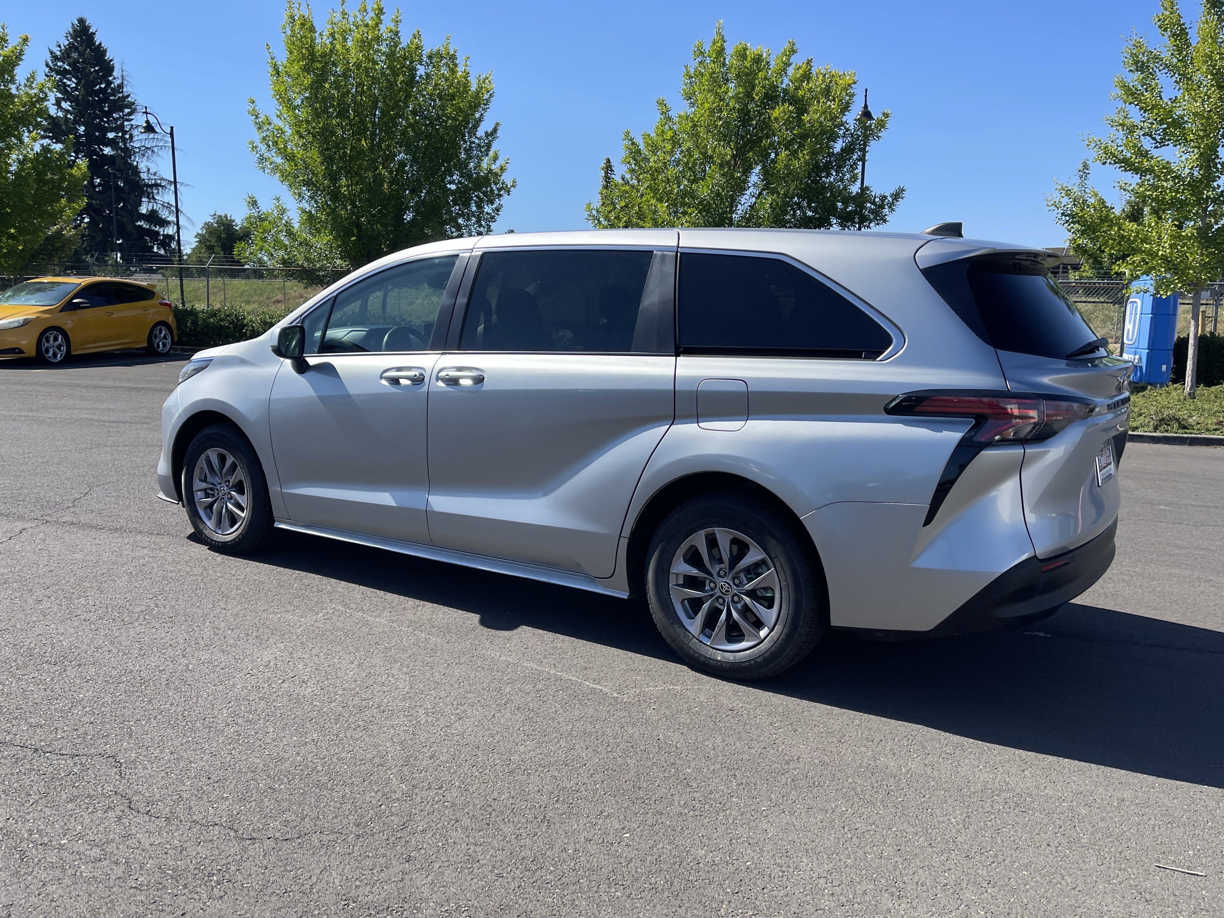Used 2022 Toyota Sienna LE FWD image 3