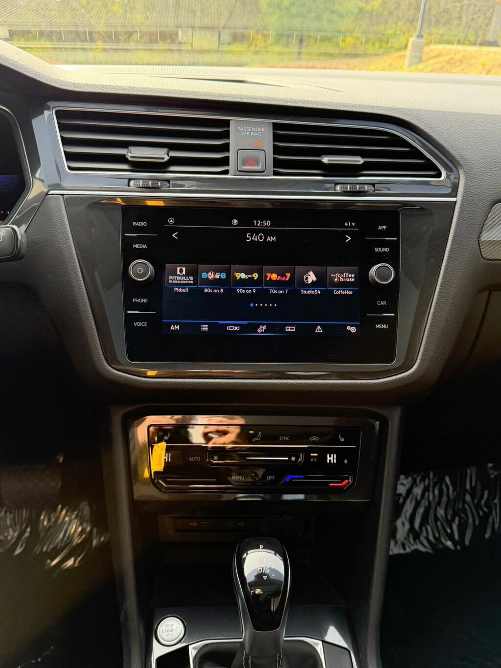 Used 2022 Volkswagen Tiguan SE w/ Panoramic Sunroof Package image 21