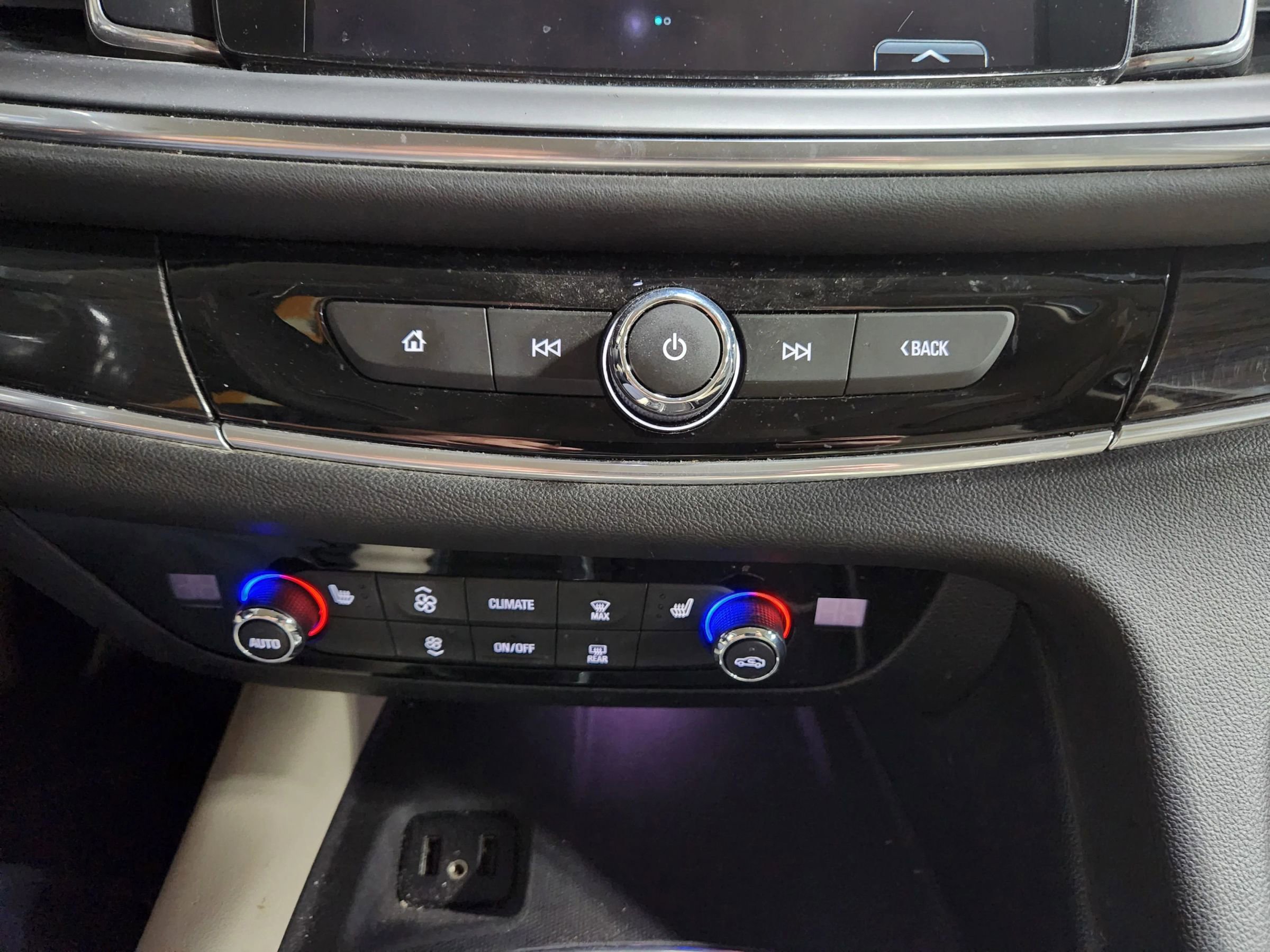 Used 2019 Buick Enclave Essence image 42