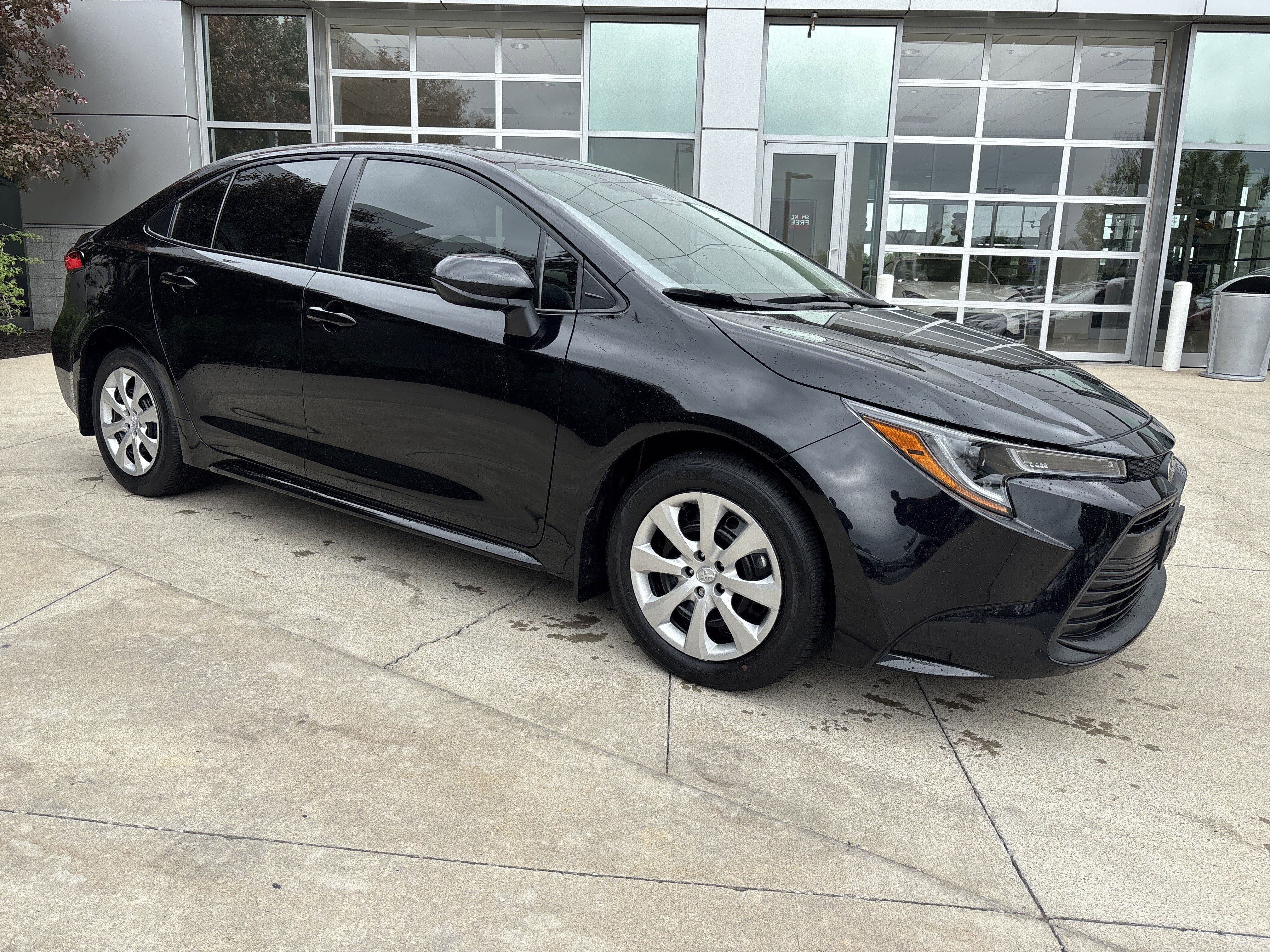 Used 2025 Toyota Corolla LE FWD image 2