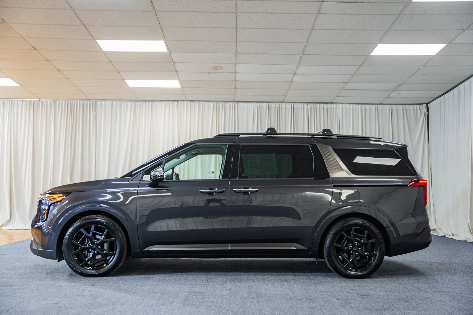 Used 2025 Kia Carnival SX Prestige image 5