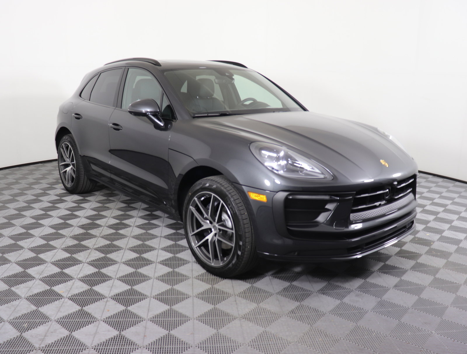 Used 2025 Porsche Macan image 7