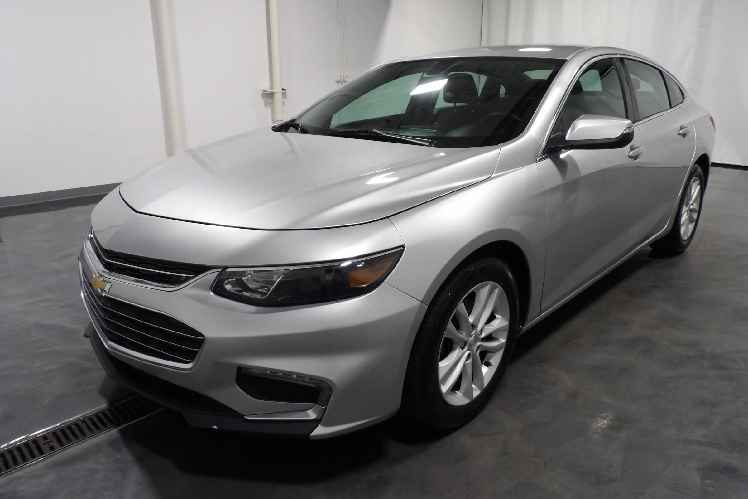 Used 2018 Chevrolet Malibu LT FWD image 3