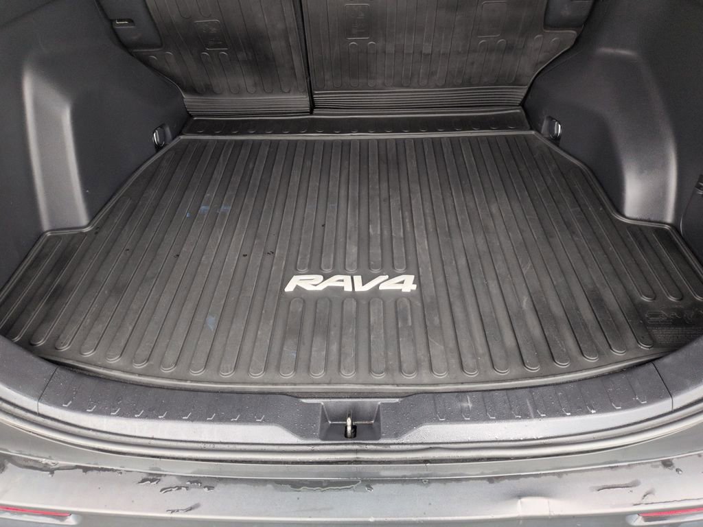 Used 2021 Toyota RAV4 LE image 23