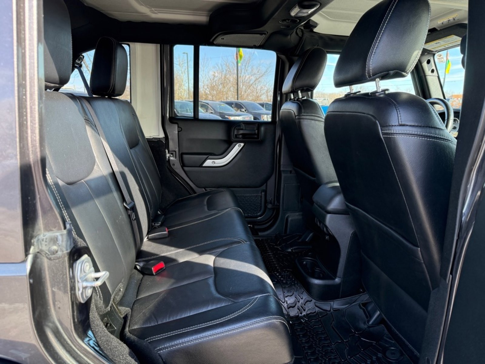 Used 2018 Jeep Wrangler Unlimited Sahara w/ Connectivity Group image 15