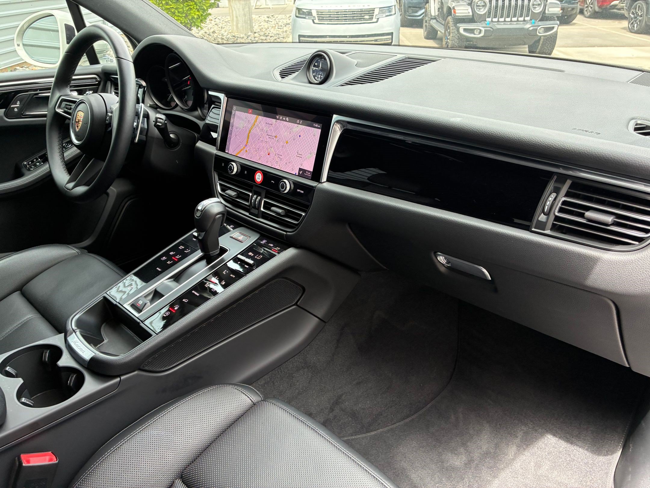 Used 2025 Porsche Macan AWD/4WD image 31
