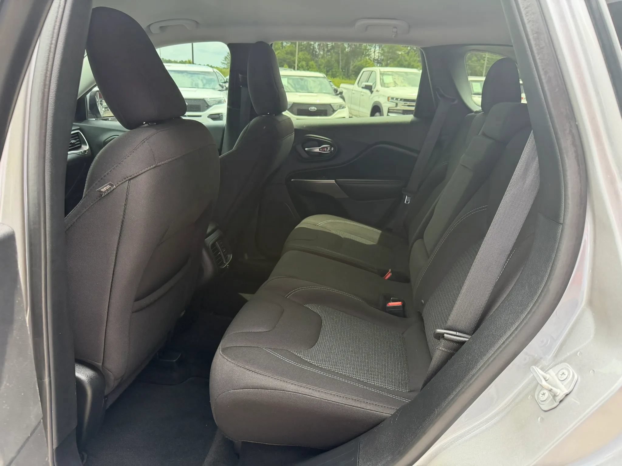 Used 2019 Jeep Cherokee Latitude w/ Popular Appearance Group FWD image 13