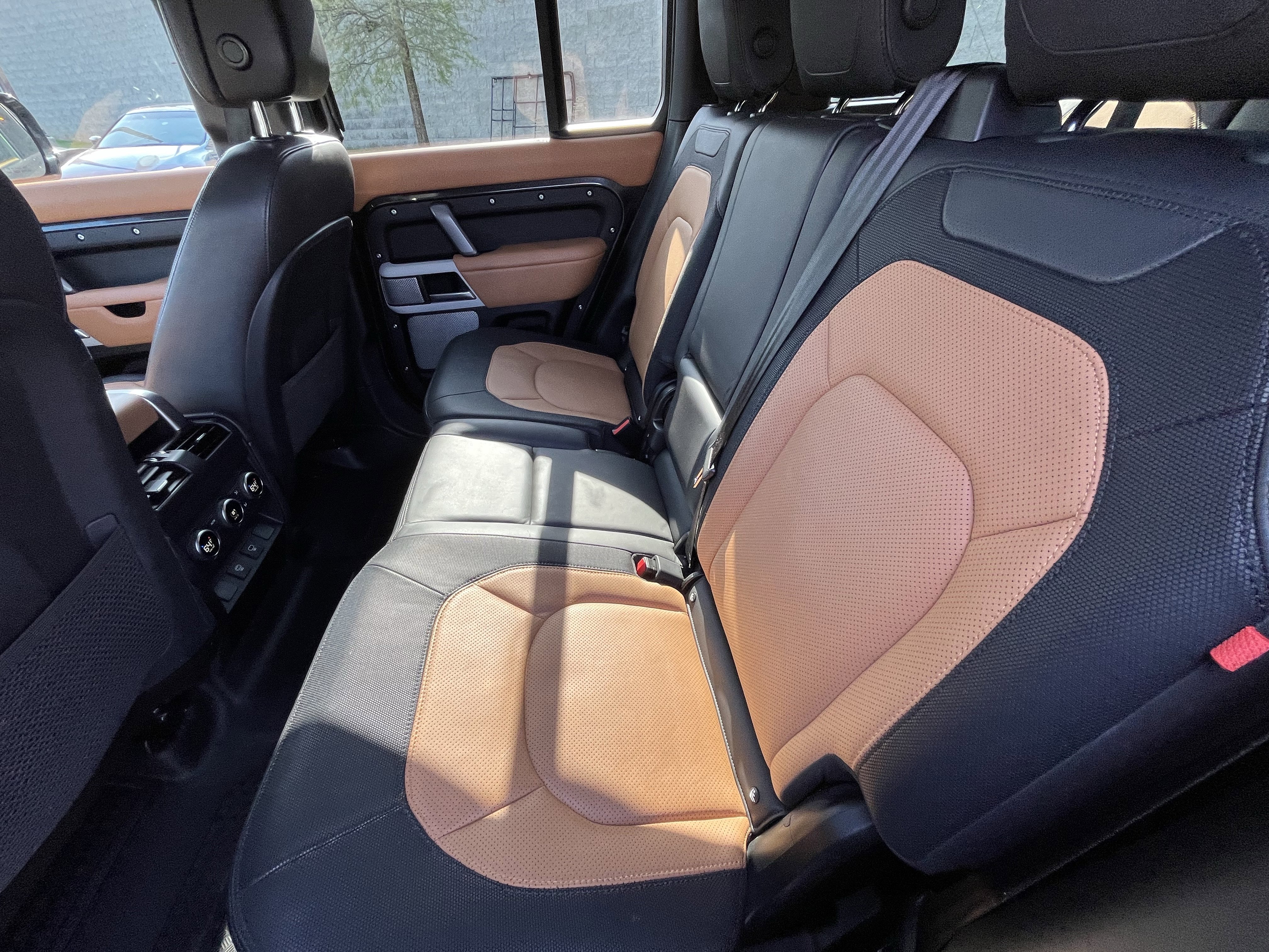 Certified 2024 Land Rover Defender 130 X-Dynamic SE AWD/4WD image 27