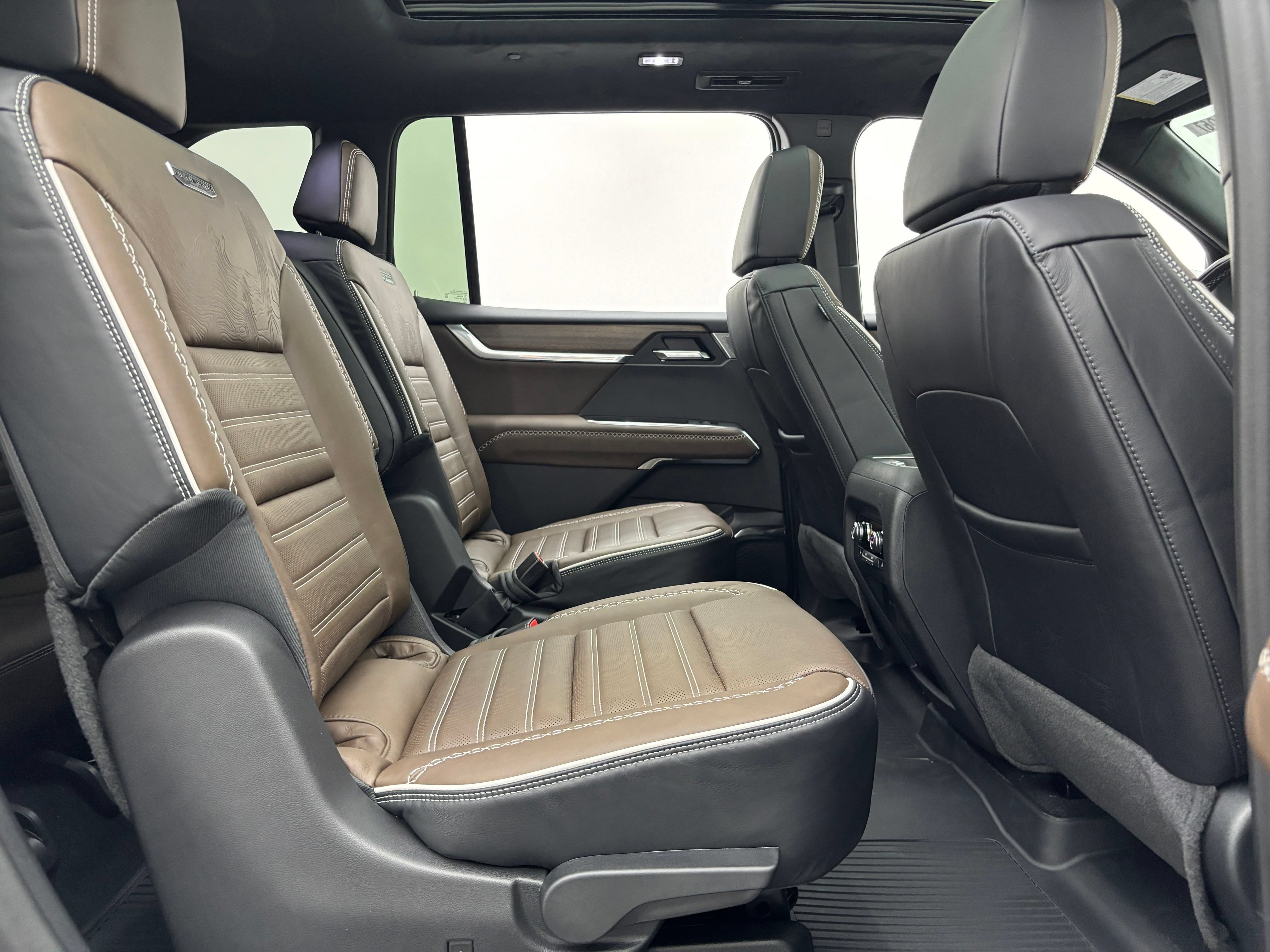 New 2026 GMC Acadia Denali Ultimate w/ LPO, Floor Liner Package AWD/4WD image 43