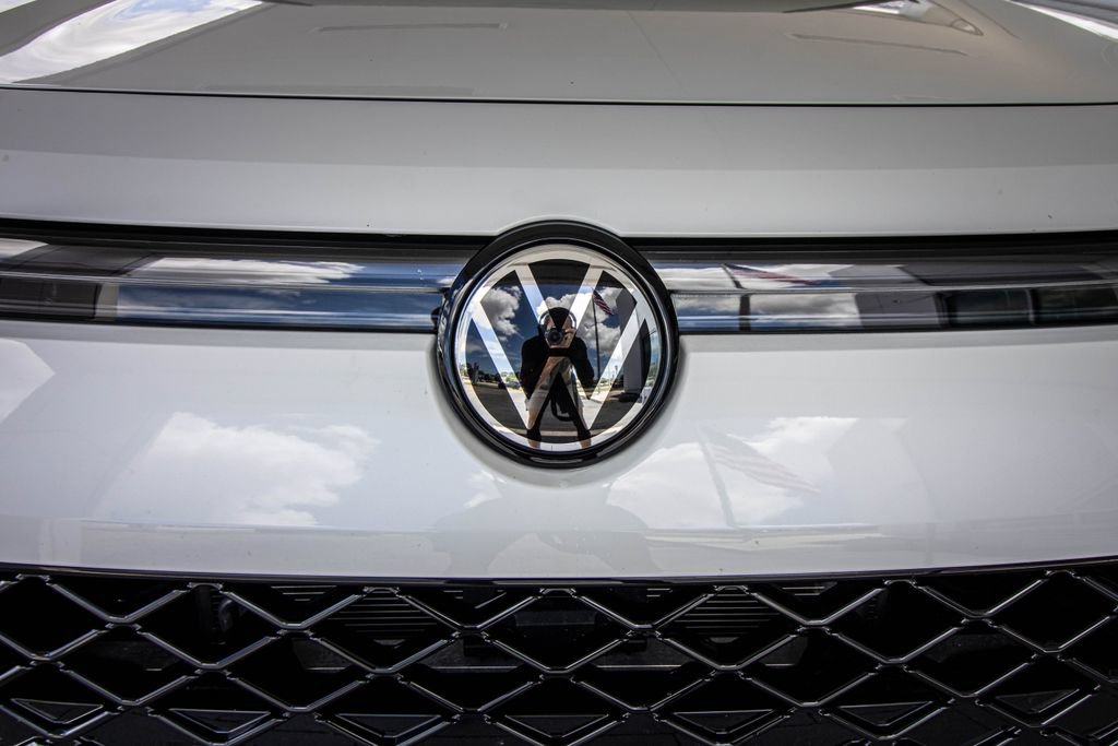 Certified 2026 Volkswagen Tiguan SE R-Line FWD image 8