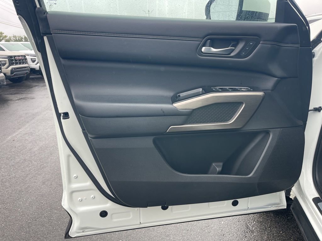 Used 2024 Nissan Pathfinder Platinum w/ Black Appearance Package image 30