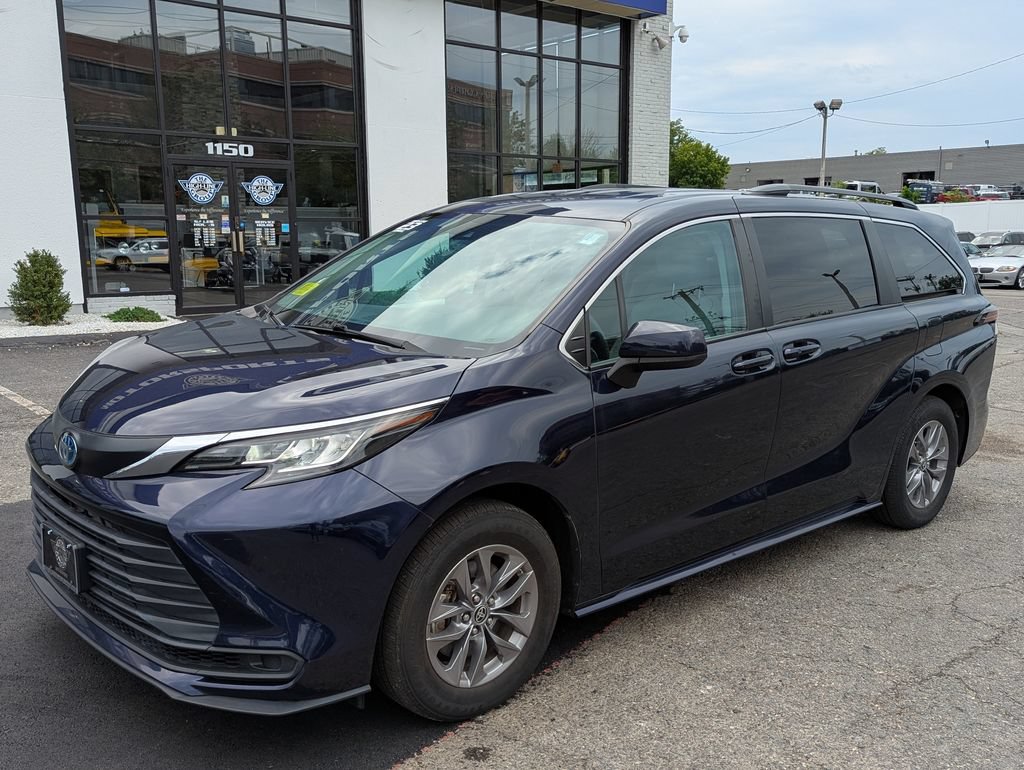 Used 2023 Toyota Sienna LE AWD/4WD image 2