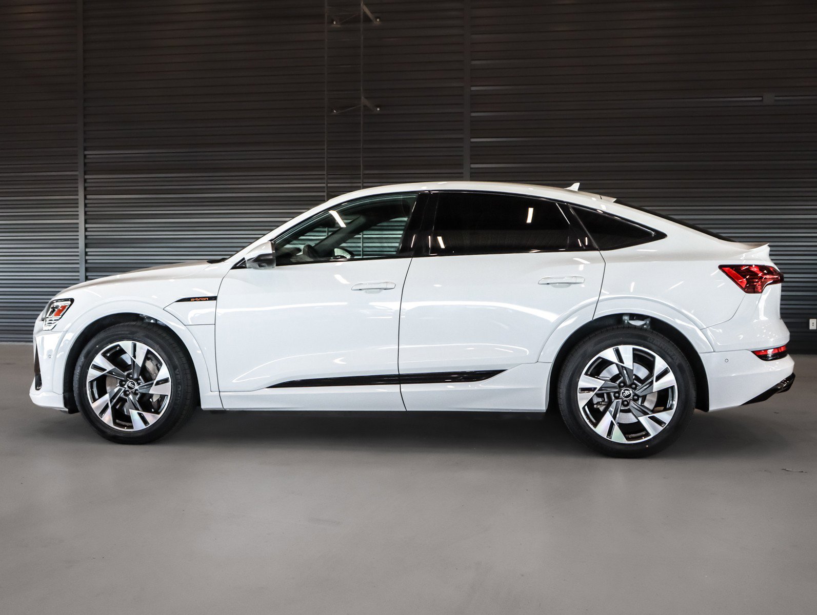 Used 2023 Audi e-tron Premium w/ Convenience Plus Package image 14