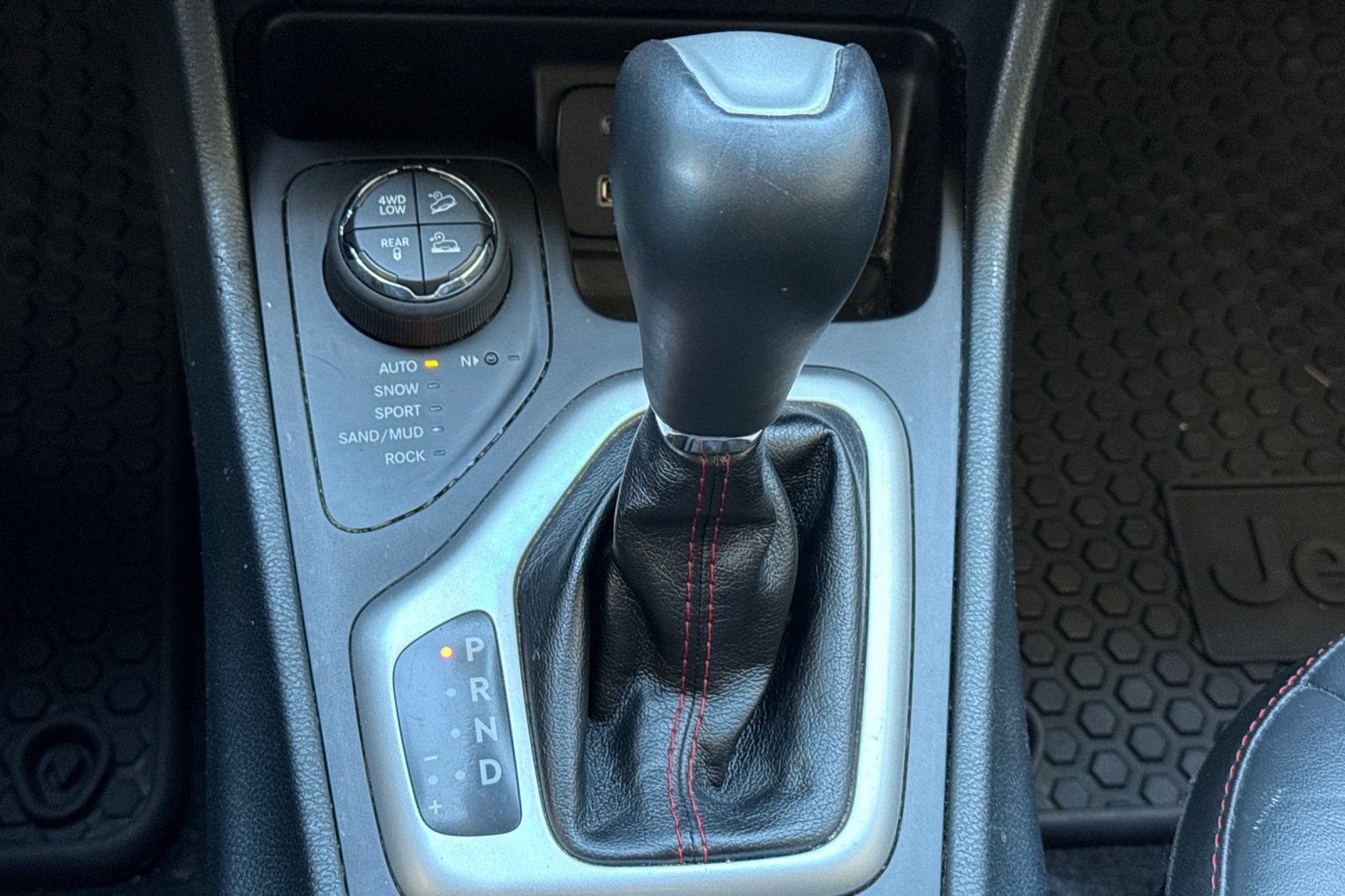 Used 2015 Jeep Cherokee Trailhawk AWD/4WD image 32