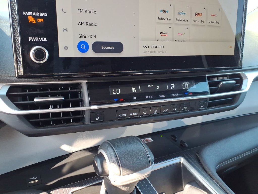 Used 2025 Toyota Sienna XLE FWD image 25