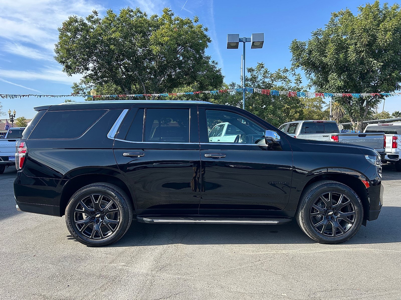Used 2021 Chevrolet Tahoe Premier w/ Premium Package RWD image 2