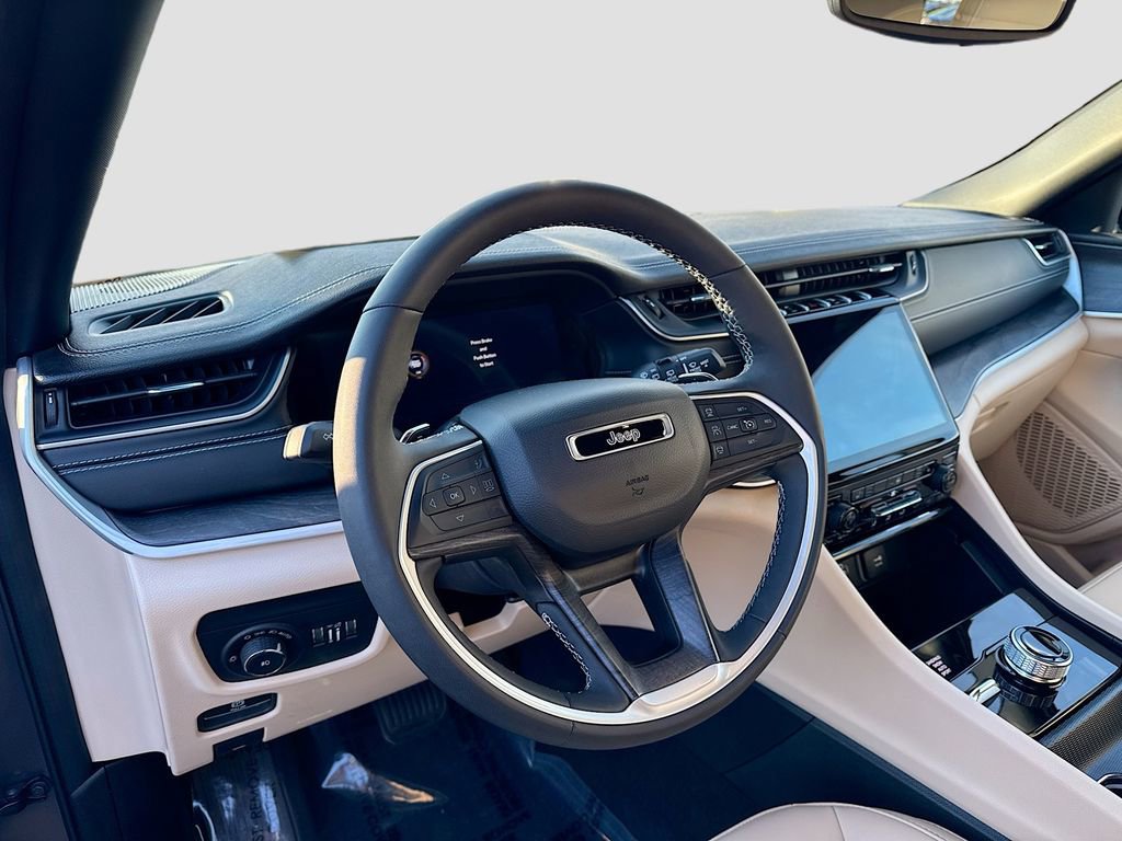 Used 2024 Jeep Grand Cherokee Limited image 5