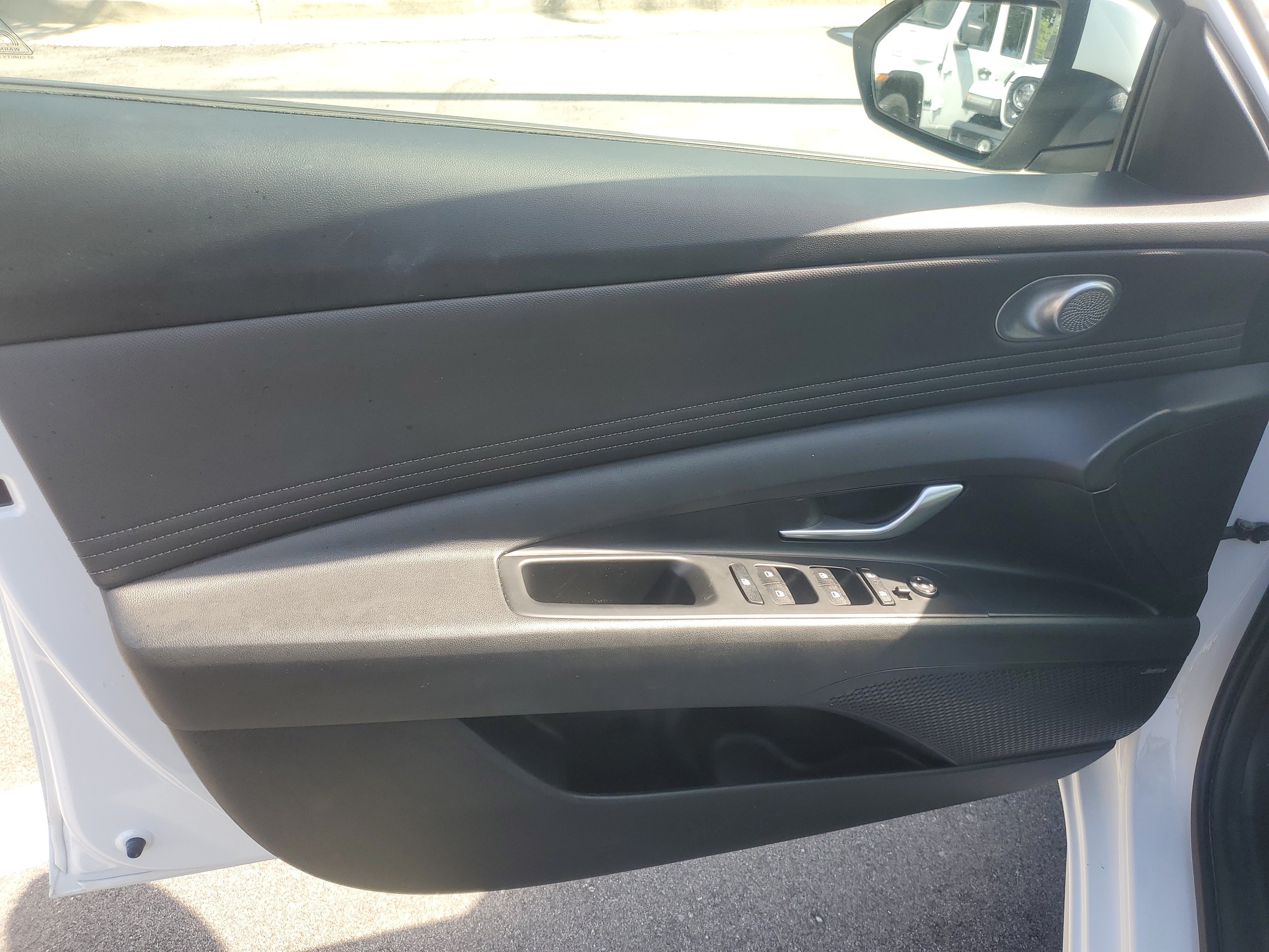 Used 2025 Hyundai Elantra Limited FWD image 11