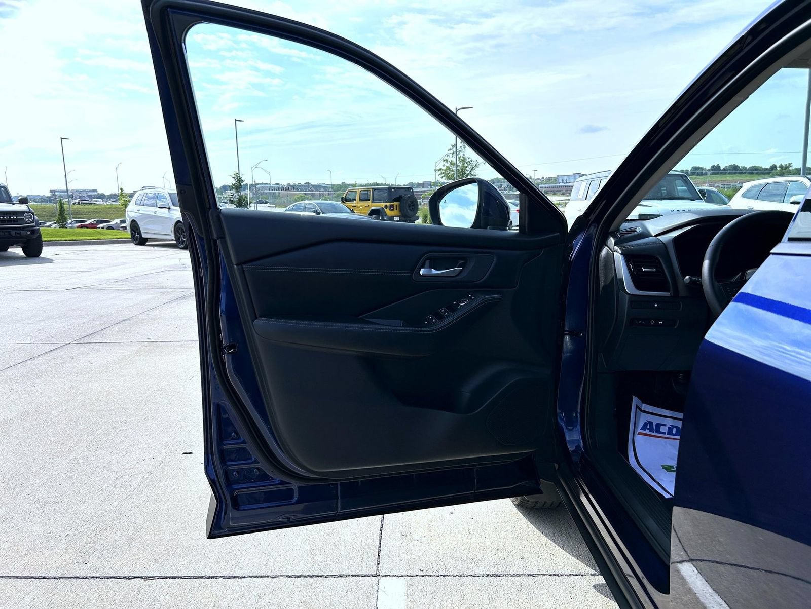 Used 2025 Nissan Rogue SL AWD/4WD image 9