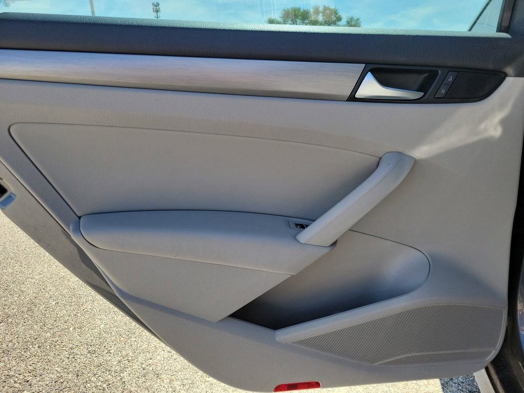 Used 2014 Volkswagen Passat TDI SE FWD image 8
