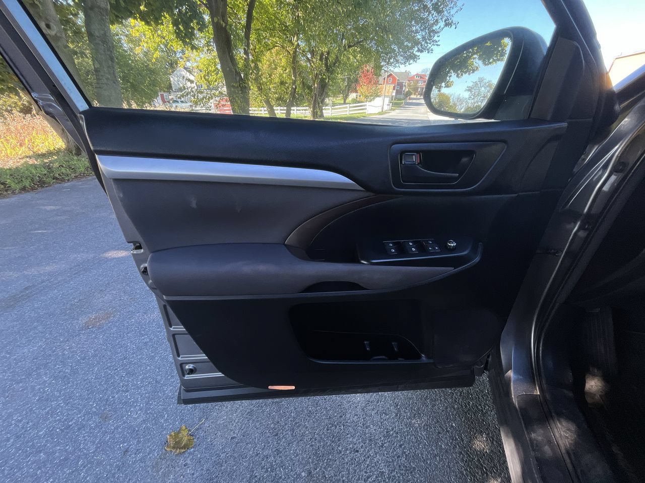 Used 2018 Toyota Highlander LE AWD/4WD image 3