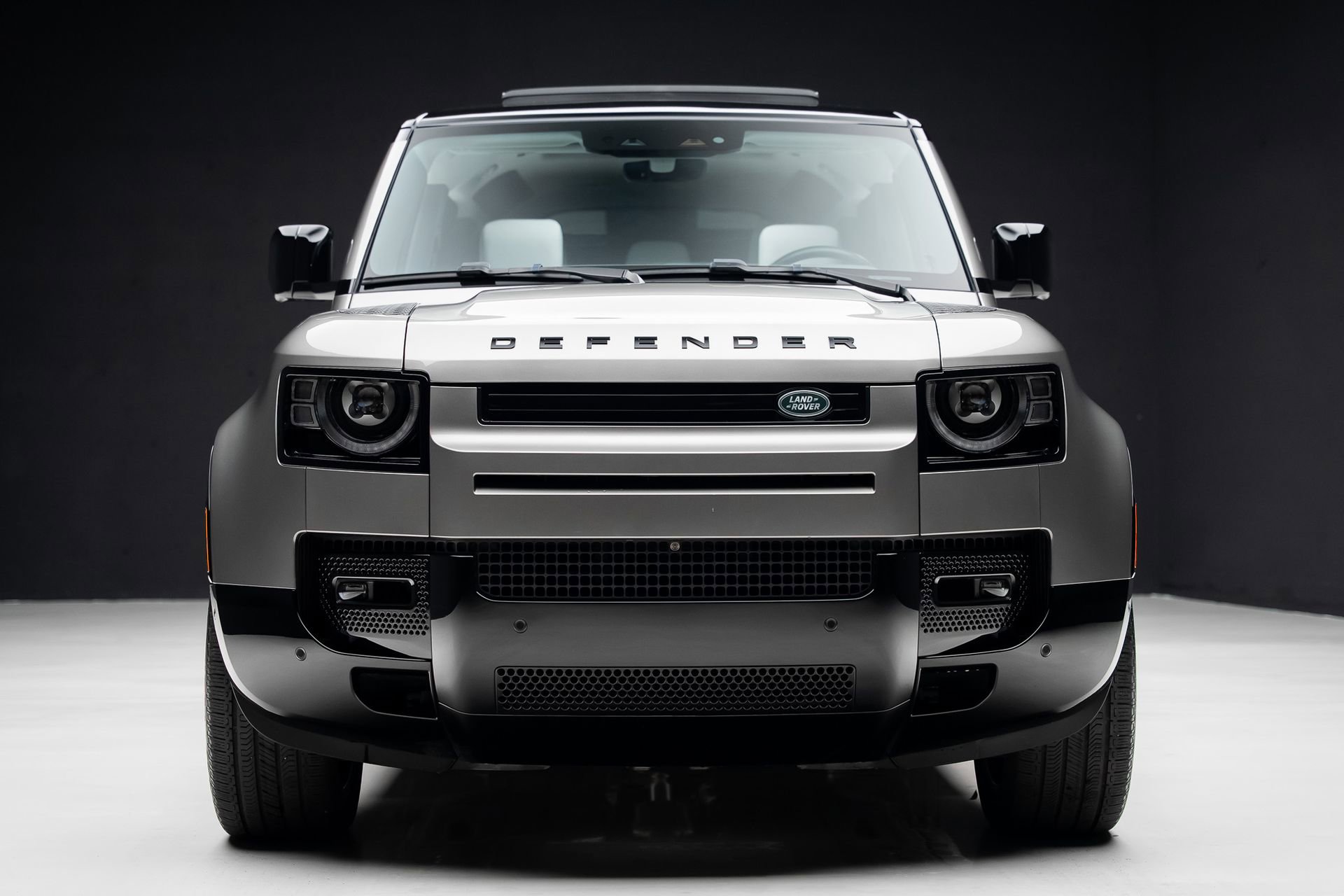 Used 2025 Land Rover Defender 110 X-Dynamic SE AWD/4WD image 8