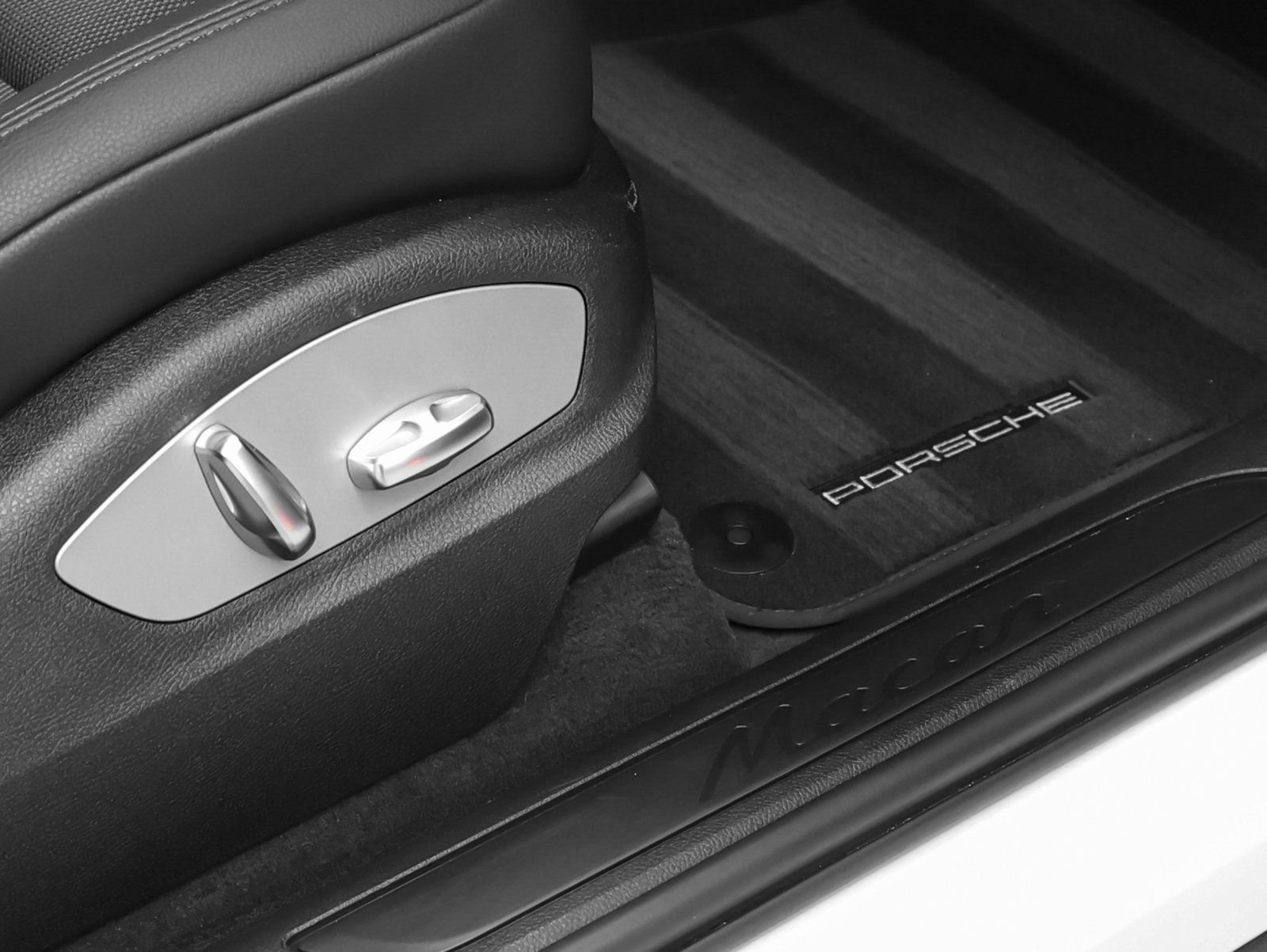 Certified 2022 Porsche Macan image 19