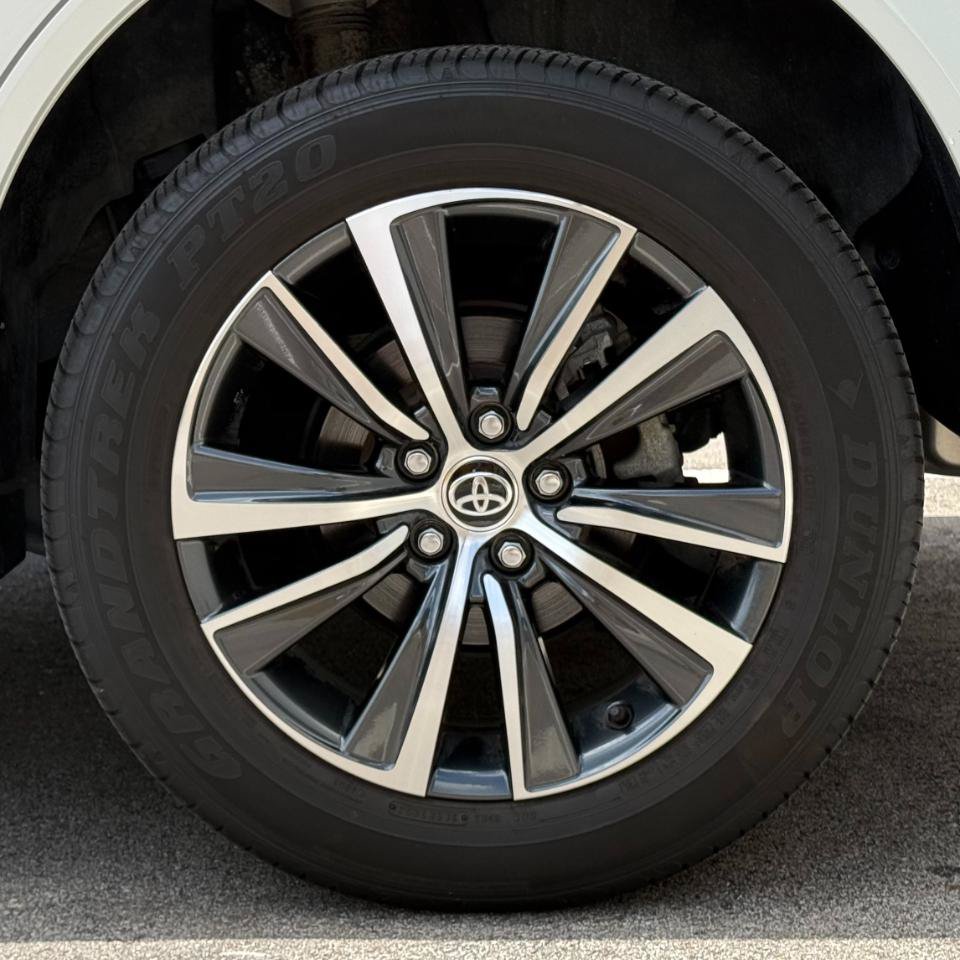 Used 2023 Toyota Venza LE AWD/4WD image 23