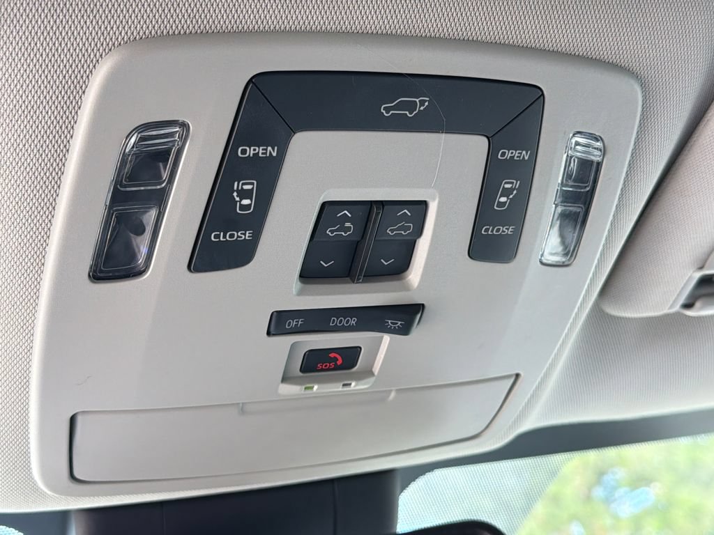 Used 2023 Toyota Sienna XLE AWD/4WD image 30