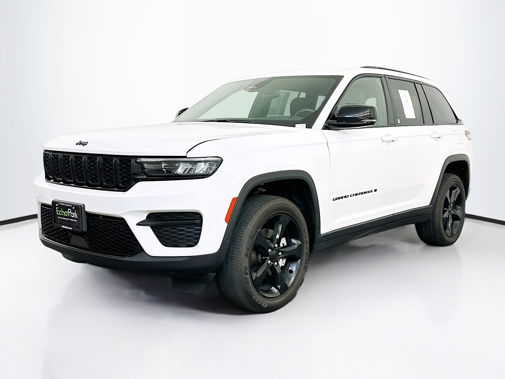 Used 2023 Jeep Grand Cherokee Altitude image 3