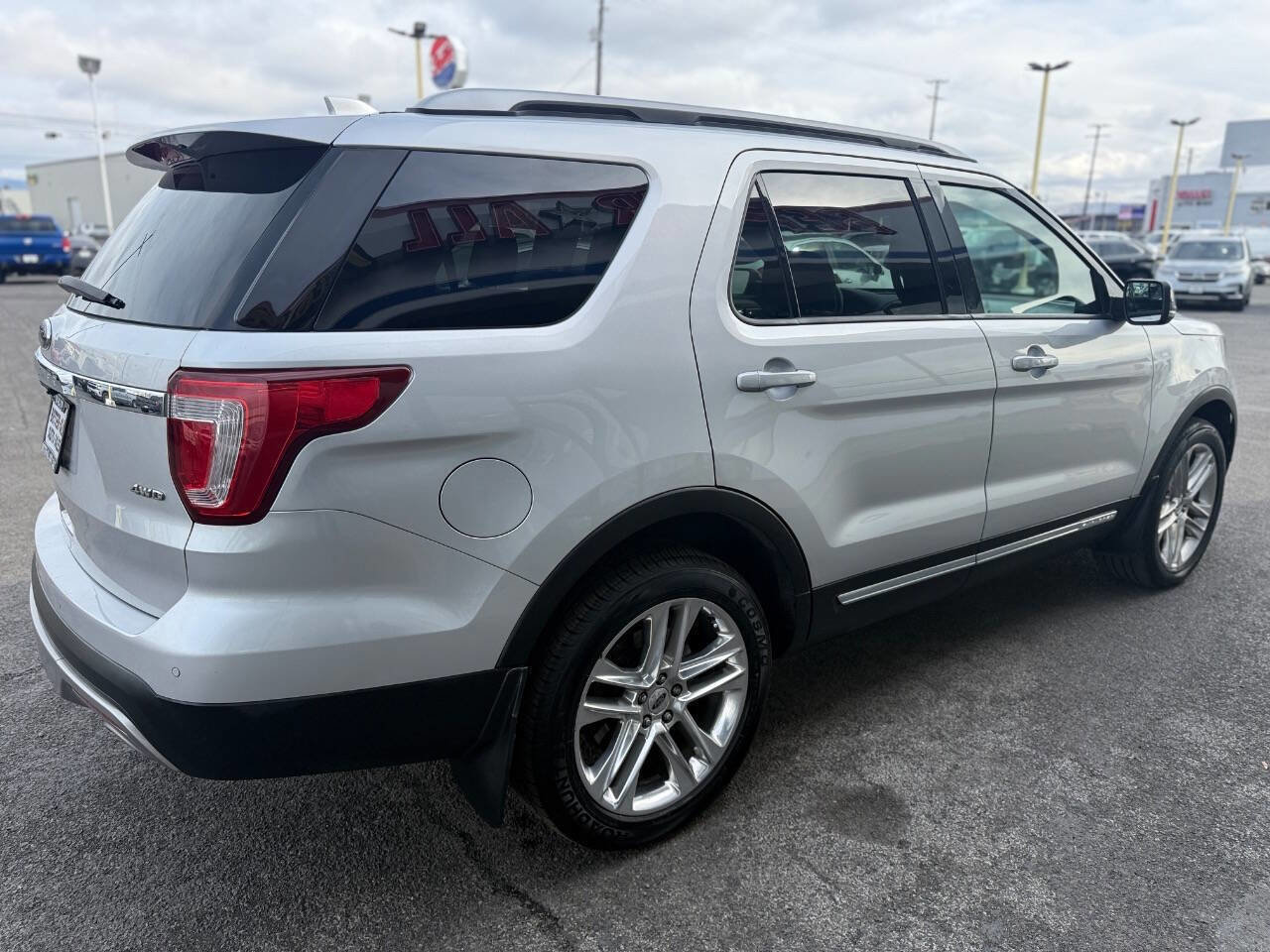 Used 2017 Ford Explorer XLT w/ Equipment Group 202A image 6