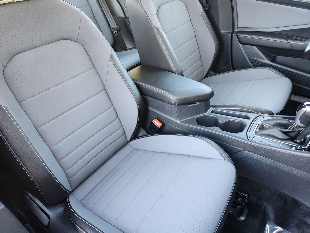 Certified 2025 Volkswagen Jetta SE w/ Sunroof Package image 15