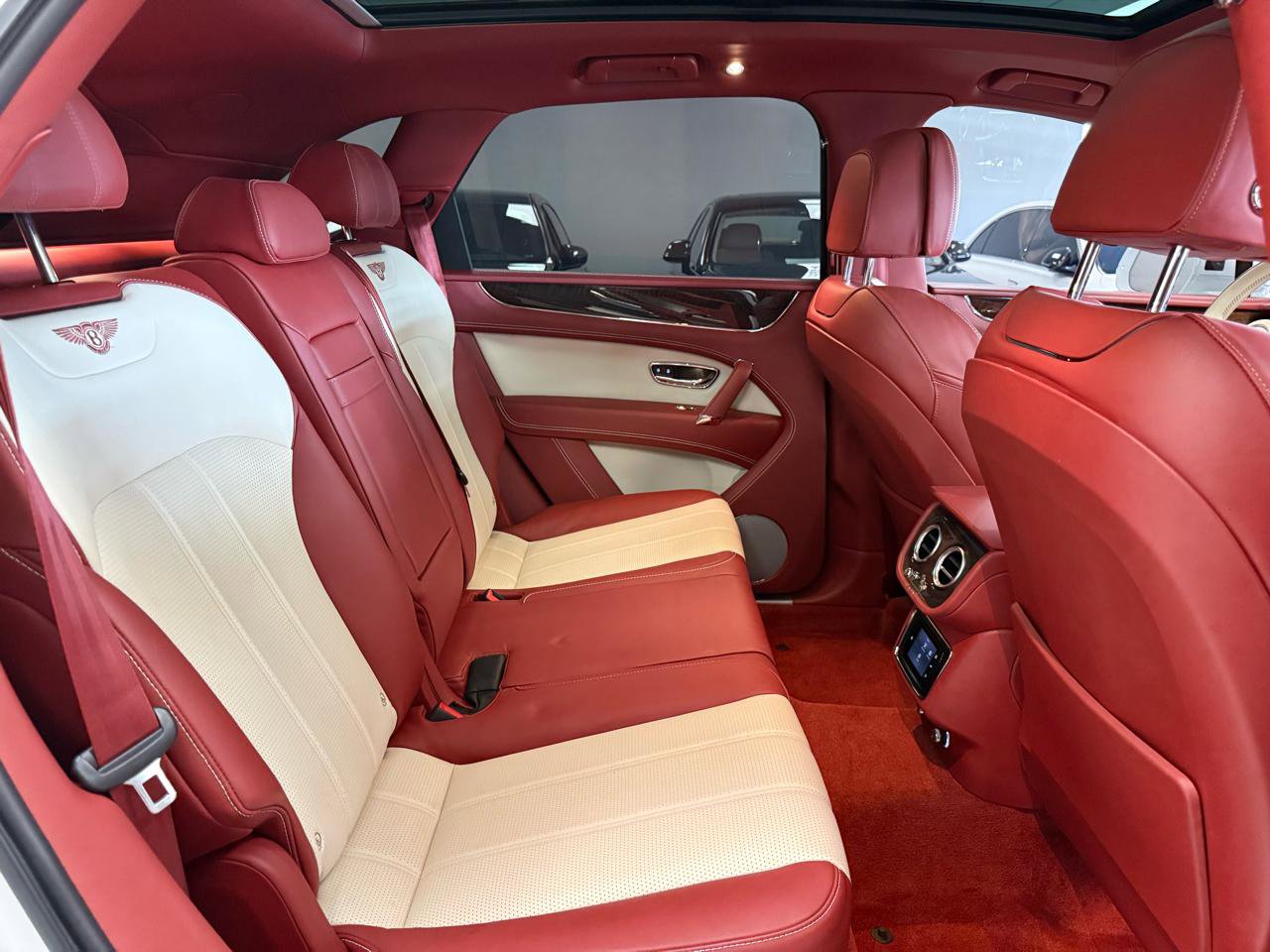 Used 2018 Bentley Bentayga Mulliner AWD/4WD image 26