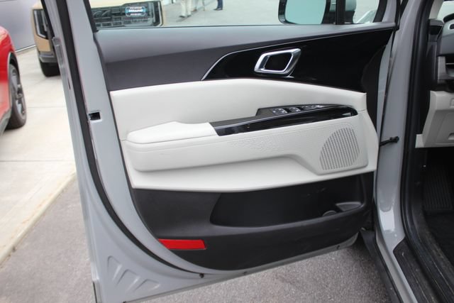 Used 2024 Kia Carnival EX FWD image 19