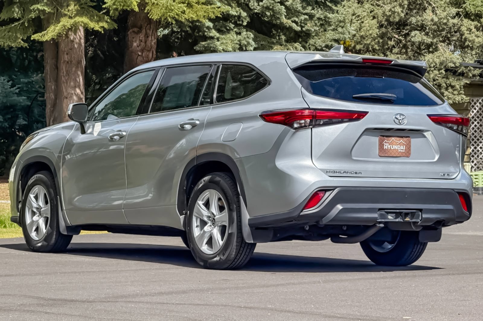 Used 2021 Toyota Highlander LE AWD/4WD image 6