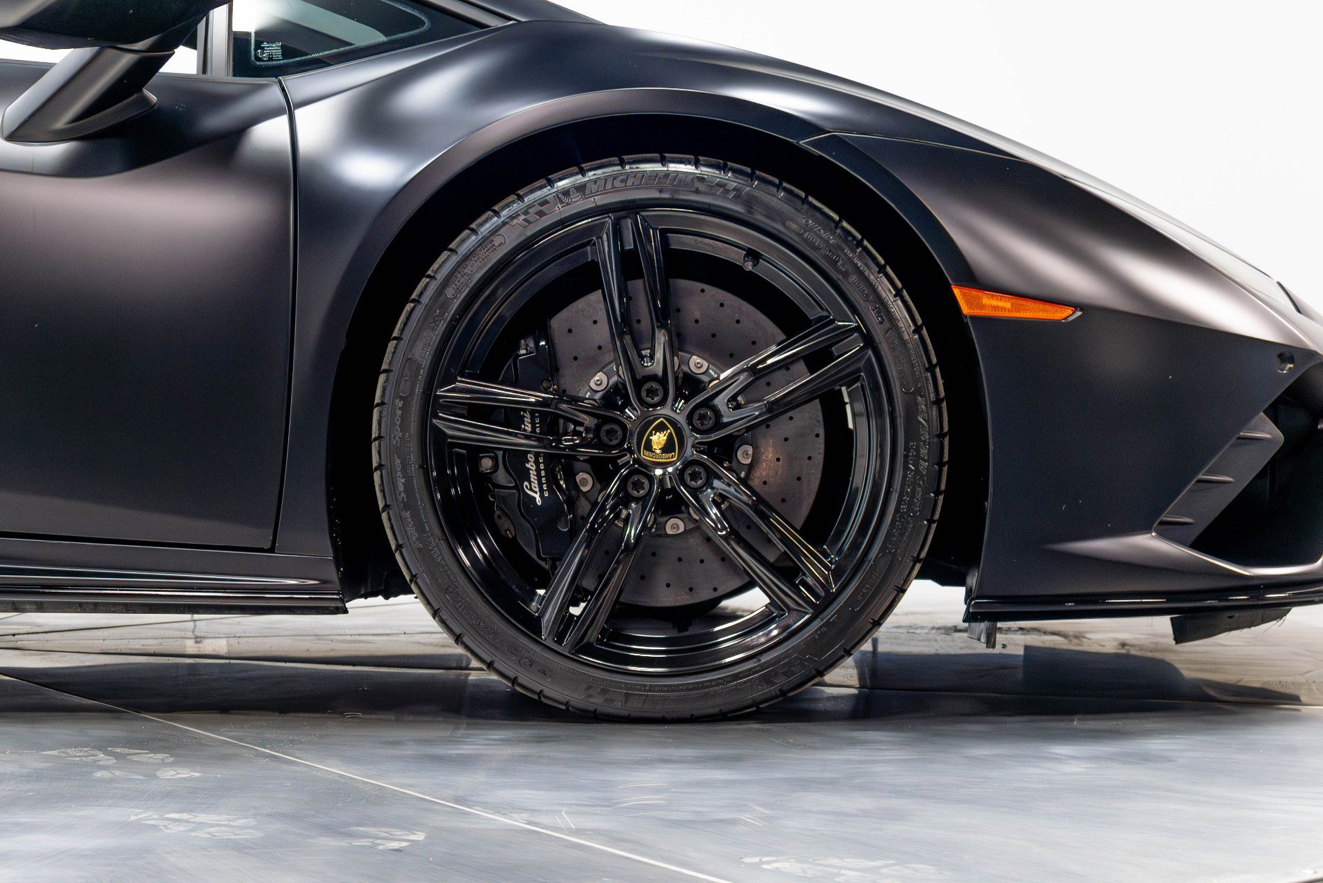 Used 2021 Lamborghini Huracan EVO RWD image 24